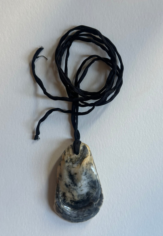 medium oyster pendant